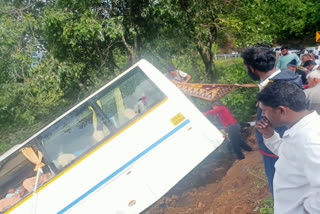 Gujarat Bus fell in a ditch in Kodaikanal  Gujarat Bus Accident  Gujarat Bus Accident at kodaikanal  ഗുജറാത്ത് വിനോദസഞ്ചാരികള്‍  കൊടൈക്കനാല്‍  ഗുജറാത്ത് ബാന്‍ കാ സിറ്റി