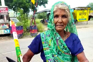 80 YEARS OLD LADY DRIVE BIKE 600 KM NEEMUCH MP TO BABA RAMDEVRA PILGRIMAGE