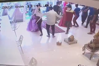 fight in saree shop caught on cctv at kalyan