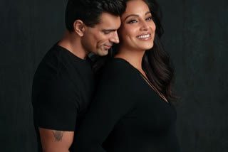 Bipasha Basu flaunts her baby bump