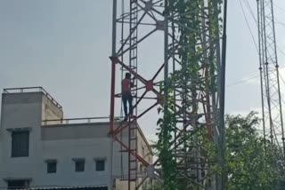 khandwa Man Climb Tower