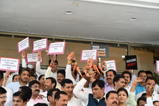 The ruling party and opposition clashed  Maharashtra  On the steps of the Maharashtra Vidhan Bhavan  ruling party and the opposition clashed  maharashtra news  maharashtra news updates  latest news in maharashtra  ഭരണപക്ഷവും പ്രതിപക്ഷവും തമ്മില്‍ സംഘര്‍ഷം  മഹാരാഷ്‌ട്ര  പ്രതിപക്ഷം  മണ്‍സൂണ്‍  മണ്‍സൂണ്‍ സമ്മേളനം  മഹാരാഷ്‌ട്രയിലെ മണ്‍സൂണ്‍ സമ്മേളനം  മഹാരാഷ്‌ട്ര വിധാന്‍ സഭ