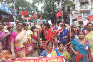Mid Day Meal Workers Agitation as Education Minister refused to accept deputation