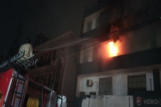 पटपड़गंज इंडस्ट्रियल एरिया की बिल्डिंग में लगी आग