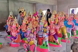 ganesha idols  making ganesha idols  ganesha idols in kodaikanal  work of making ganesha idols  ganesh chadurthi  vinayagar chadurthi  விநாயகர் சிலைகள்  விநாயகர் சிலைகள் தயாரிக்கும் பணி  கொடைக்கானலில் விநாயகர் சிலை  சிலைகள் தயாரிக்கும் பணி தீவிரம்  விநாயகர் சதுர்த்தி விழா  இயற்கை மூலம் விநாயகர் சிலை தயாரிப்பு