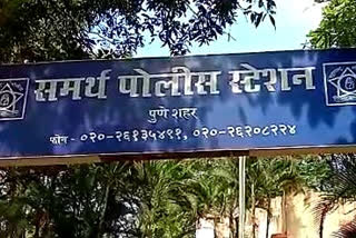 girls ran away from Delhi  girls directly came to lodge in Pune  Missing complaint register in Delhi  Delhi girls safe in Maharashtra police  ದೆಹಲಿಯಿಂದ ನೇರವಾಗಿ ಪುಣೆಯ ಲಾಡ್ಜ್‌ಗೆ ಬಂದ ಬಾಲಕಿಯರು  ದೆಹಲಿಯಿಂದ ಮಹಾರಾಷ್ಟ್ರಕ್ಕೆ ಬಂದ ಬಾಲಕಿ  ಲಾಡ್ಜ್ ಮ್ಯಾನೇಜರ್ ತೋರಿದ ದೂರದೃಷ್ಟಿ  ಸಮರ್ಥ ಪೊಲೀಸ್ ಠಾಣಾ ವ್ಯಾಪ್ತಿಯ ಹೋಟೆಲ್‌  ಕೆಲಸ ಅರಸಿ ದೆಹಲಿಯಿಂದ ಪುಣೆಗೆ ಬಂದ ಬಾಲಕಿಯರು  ಮ್ಯಾನೇಜರ್​ನ ದೂರದೃಷ್ಟಿಯಿಂದ ಬಾಲಕಿಯರು ಸುರಕ್ಷಿತ