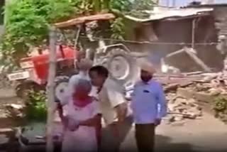 demolished house of poor by tractor  samajwadi party target yogi government  Muslim community house demolished by Tractor  ಬಡ ಕೂಲಿ ಕಾರ್ಮಿಕನ ಮನೆ ಕೆಡವಿದ ದುರುಳರು  ಮನೆಯನ್ನು ಟ್ರ್ಯಾಕ್ಟರ್ ಮೂಲಕ ಧ್ವಂಸ  ಯೋಗಿ ಆದಿತ್ಯನಾಥ್ ಸರ್ಕಾರದ ವಿರುದ್ಧ ವಾಗ್ದಾಳಿ