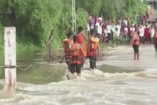 ધસમસતા પાણીના પ્રવાહમાં બે યુવક ખેંચાયા એકનો બચાવ, બીજો લાપતા
