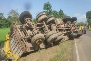 Truck overturned uncontrollably in Pendra