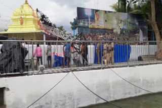 கருணாநிதி சிலை திறப்பு விழாவில் ஒளி பாய்ச்சும் விளக்கு கோபுரம் கோவில் மீது சாய்ந்ததால் பரபரப்பு