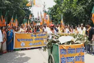 bjp protest at bmc office due to garbage problem in bhubaneswar