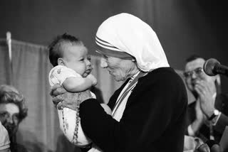 MOTHER TERESA BIRTHDAY SPECIAL 2022,Mother Teresa 112th birth anniversary,Mother Teresa Birth Anniversary 2022,Mother Teresa Birth Day,ಮದರ್ ತೆರೇಸಾ ಹುಟ್ಟುಹಬ್ಬ,ಮದರ್ ತೆರೇಸಾ ಸಾಧನೆ,ಮದರ್ ತೆರೇಸಾ ಪ್ರಶಸ್ತಿಗಳು,ಮದರ್ ತೆರೇಸಾ ಸೇವೆಗಳು,ಮದರ್ ತೆರೇಸಾ ನಿಧನ