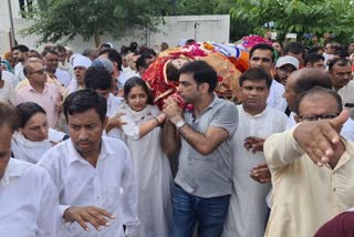 Sonali Phogat final rites held in Hisar  Sonali Phogat daughter lit the funeral pyre  ഹരിയാന ബിജെപി നേതാവ് സൊണാലി  സൊണാലി ഫോഗട്ടിന്‍റെ അന്ത്യകർമങ്ങൾ  സൊണാലി ഫോഗട്ടിന്‍റെ ശവസംസ്‌കാര ചടങ്ങ്  സൊണാലിയുടെ മകൾ  അന്തിമോപചാരം സൊണാലി  സൊണാലി മരണം ദുരൂഹത  സൊണാലിയുടെ ചിത എരിഞ്ഞു  ചിതയ്‌ക്ക് തീ പകർന്ന് മകൾ യശോധര  ടെലിവിഷൻ താരം സൊണാലി  സൊണാലി ഫോഗട്ട്  സൊണാലി ദുരൂഹ മരണം  ബിഗ് ബോസ് താരം സൊണാലി