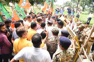 BJP demonstrated against the bad roads