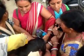 Fight between women labourers in Seraikela