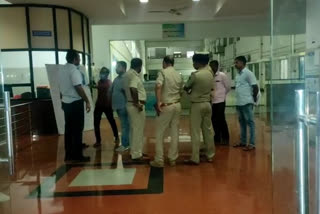 prisoner jumped from district hospital building  Kalaburagi prisoner died  Kalaburagi prisoner jumped from building  Kalaburagi district hospital tragedy  ಜಿಲ್ಲಾಸ್ಪತ್ರೆ ಕಟ್ಟಡದಿಂದ ಜಿಗಿದು ಕೈದಿ ಮೃತ  ಕಳ್ಳತನ ಮಾಡಿ ಬಾವಿಗೆ ಬಿದ್ದು ಸಹೋದರ ಸಾವು  ಪೊಲೀಸರಿಂದ ತಪ್ಪಿಸಿಕೊಂಡು ಪರಾರಿಯಾಗಲು ಮುನ್ನಾ ಯತ್ನ  ಕಲಬುರಗಿ ಜಿಲ್ಲಾಸ್ಪತ್ರೆಯಲ್ಲಿ ದುರಂತ ಘಟನೆ