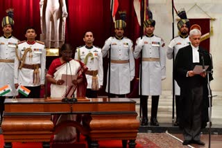 justice uu lalit takes oath  uu lalit  new chief justice of india  49th Chief Justice of India  uu lalit swearing in ceremony  പുതിയ ചീഫ് ജസ്‌റ്റിസ്  ഉദയ് ഉമേഷ് ലളിത്  ജസ്‌റ്റിസ് യുയു ലളിത്  യുയു ലളിതിന്‍റെ നിയമനം  യുയു ലളിത് സുപ്രീം കോടതി ചീഫ് ജസ്റ്റിസ്  യുയു ലളിത് ചുമതലയേറ്റു