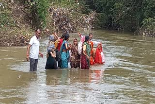 Narmadapuram Villagers Crossing River