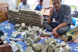 Raid on the locations of the Executive Engineer  Bihar State Vigilance Department Raid  Money seized by Vigilance Department  ಅಕ್ರಮ ಆಸ್ತಿ ಗಳಿಕೆ ಪ್ರಕರಣ  ಇಂಜಿನಿಯರ್ ಮನೆ ಮೇಲೆ ದಾಳಿ  ಬಿಹಾರದ ಗ್ರಾಮೀಣ ಕಾಮಗಾರಿ ಇಲಾಖೆ  ಇಂಜನಿಯರ್​ ಮನೆಯಲ್ಲಿ ಐದು ಕೋಟಿ ನಗದು ಪತ್ತೆ
