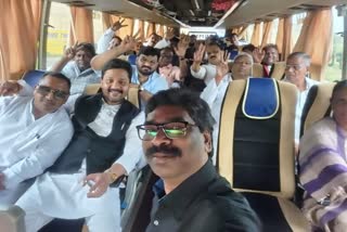 jharkhand-political-turmoil-bus-took-out-mlas-from-cm-house-in-ranchi