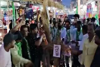 JMM burns effigies of Babulal Marandi and Nishikant Dubey in Dhanbad