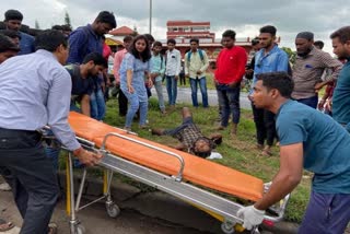 two injured due to accident in karawara