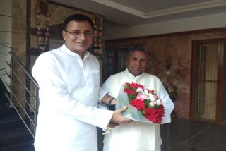 Randeep Singh Surjewala visit former minister muniyappa house