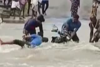 People washed away in rain water in Karnataka VIDEO