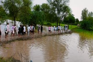 Villagers took out the funeral procession in water