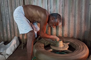 കളിമണ്‍പാത്ര നിര്‍മാണ തൊഴിലാളികള്‍  കളിമണ്‍പാത്രം  ചാത്തമംഗലം കപ്രം തൊടി  കുംഭാര സമുദായം  Chathamangalam Clay pot Makers  Kozhikode Chathamangalam  Clay pot