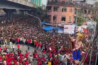 thieves stole 72 mobile phones during arrival ceremony of chintamani ganpati in mumbai