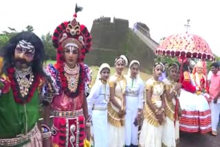 alamikkali kasarkode  From Alamikali to Yakshaganam  Alamikali and Yakshaganam  staged in Bekal Fort for tourist  Bekal Fort  Bekal Fort kasargode latest news  latest news about bakel fort  art forms in kerala in bekal fort  അലാമിക്കളി മുതല്‍ യക്ഷഗാനം വരെ  latest news in kasargode  സഞ്ചാരികള്‍ക്ക് ദൃശ്യവിരുന്നൊരുക്കി  ബേക്കല്‍ കോട്ട  അലാമിക്കളിയും യക്ഷഗാനവും  ബേക്കൽ കോട്ട  കാസർകോടിന്റെ തനത് കലാ രൂപങ്ങൾ  ബേക്കല്‍ കോട്ടയില്‍ കലാരൂപങ്ങള്‍  ബേക്കല്‍ കോട്ട ഏറ്റവും പുതിയ വാര്‍ത്ത  ബോക്കല്‍ കോട്ട ഇന്നത്തെ വാര്‍ത്ത  കാസര്‍കോട് ഇന്നത്തെ വാര്‍ത്ത