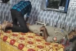 फरियादी से पैर दबवाते हुए दारोगा का वीडियो वायरल