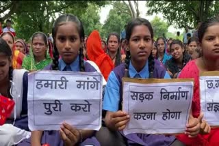 Students blocked road in Pakhanjur