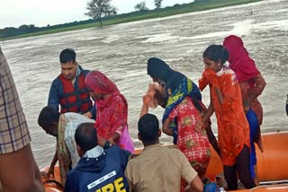 ಬೆಣ್ಣೆ ಹಳ್ಳದಲ್ಲಿ ಸಂತ್ರಸ್ತರ ರಕ್ಷಣೆ