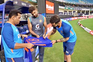 Asia Cup 2022 ind vs pak  india in Asia Cup 2022  india beat pakistan  Kohli gifts his tshirt to Pakistani player Rauf  एशिया कप 2022 में भारत  एशिया कप 2022 भारत बनाम पाकिस्तान  भारत ने पाकिस्तान को हराया  कोहली ने पाक खिलाड़ी रऊफ को गिफ्ट की अपनी टीशर्ट