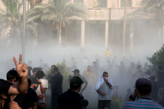 Many people killed as al Sadr supporters  al Sadr supporters storm Iraqi govt offices  Iraqi govt offices in Baghdad  ಕಚೇರಿಗಳಿಗೆ ನುಗ್ಗಿ ದಾಳಿ ನಡೆಸಿದ ಅಲ್​ ಸದರ್​ ಬೆಂಬಲಿಗರು  ಬಾಗ್ದಾದ್‌ನಲ್ಲಿ ಇರಾಕಿನ ಸರ್ಕಾರಿ ಕಚೇರಿಗಳ ಮೇಲೆ ದಾಳಿ  ಪ್ರಮುಖ ಇರಾಕಿನ ಸರ್ಕಾರಿ ಕಟ್ಟಡಗಳಿಗೆ ನುಗ್ಗಿ ದಾಳಿ  ಇರಾಕಿನ ಭದ್ರತಾ ಪಡೆ  ಸರ್ಕಾರಿ ಕಚೇರಿಗಳ ಮೇಲೆ ಅಲ್​ ಸದರ್​ ಬೆಂಬಲಿಗರಿಂದ ದಾಳಿ