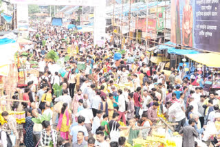 devotees throng mumbai dadar flower market to buy puja sahitya for ganeshotsav 2022