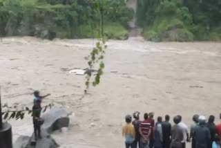 अंतिमसंस्काराकरिता आणलेले तीन मृतदेह वाहून गेले