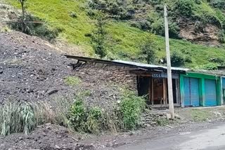 Landslide Damaged several Structures :زمین کھسکنے سے پانچ دکان، دو رہائشی مکان تباہ