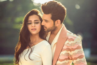 Tejashwi Prakash and Karan Kundra Romantic Photos