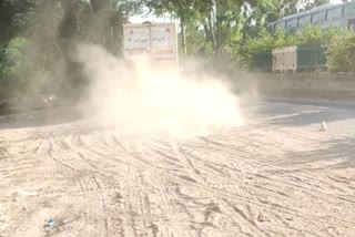 dust on roads causing pollution delhi