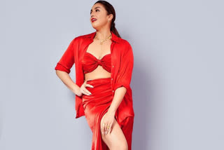 huma qureshi,huma qureshi photos gallery,huma qureshi pictures,huma qureshi photos,ಹುಮಾ ಖುರೇಷಿ,ಹುಮಾ ಖುರೇಷಿ ಫೋಟೋಗಳು,ಹುಮಾ ಖುರೇಷಿ ಸಿನಿಮಾಗಳು,ಹುಮಾ ಖುರೇಷಿ ವೆಬ್ ಸಿರೀಸ್​,ಕೆಂಪು ಮಿಡಿ ಸ್ಕರ್ಟ್​ನಲ್ಲಿ ಹುಮಾ ಖುರೇಷಿ