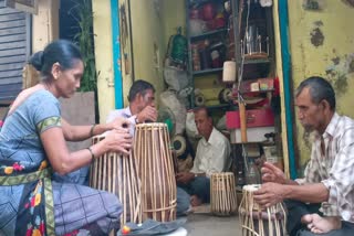 Families repairing traditional instruments