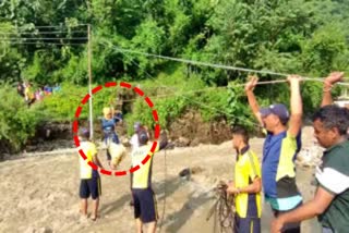 SDRF Made Pregnant Woman Cross The Drain With Help of a Rope In Tehri