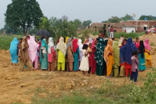 MAHADALIT HOUSE DEMOLITION CASE particular community Women protest against settling Mahadalits in old place murumatu palamu