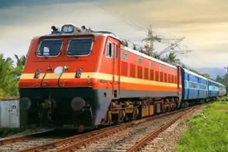 ernakulam  kerala  heavy rain  train time  kerala train  train running late  കനത്ത മഴ  ട്രെയിനുകൾ വൈകിയോടുന്നു  എറണാകുളം പാസഞ്ചർ  ആലപ്പുഴ  എറണാകുളം പാസഞ്ചർ റദ്ദ് ചെയ്‌തു  എറണാകുളം  എറണാകുളം ടൗൺ  എറണാകുളം ജംഗ്ഷൻ  സിഗ്നൽ തകരാർ  റപ്‌തി സാഗർ  ഗോരഖ്‌പുർ റപ്‌തി സാഗർസൂപ്പർഫാസ്‌റ്റ്  ബിലാസ്‌പുർ  നാഗർകോവിൽ  മംഗളൂരു ഏറനാട് എക്‌സ്പ്രസ്