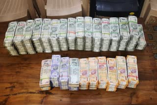 police-chased-the-car-and-seized-the-money-in-haveri