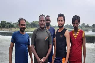 Devotees reached Baglamukhi temple after swimming
