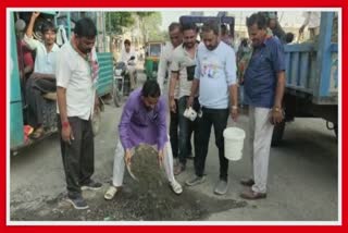 પાટણના ધારાસભ્યે કોંગ્રેસ ટીમ સાથે જાતે વેટમિક્સ પાથરી ખાડા પૂર્યાં, વિરોધનો નવતર પ્રયોગ